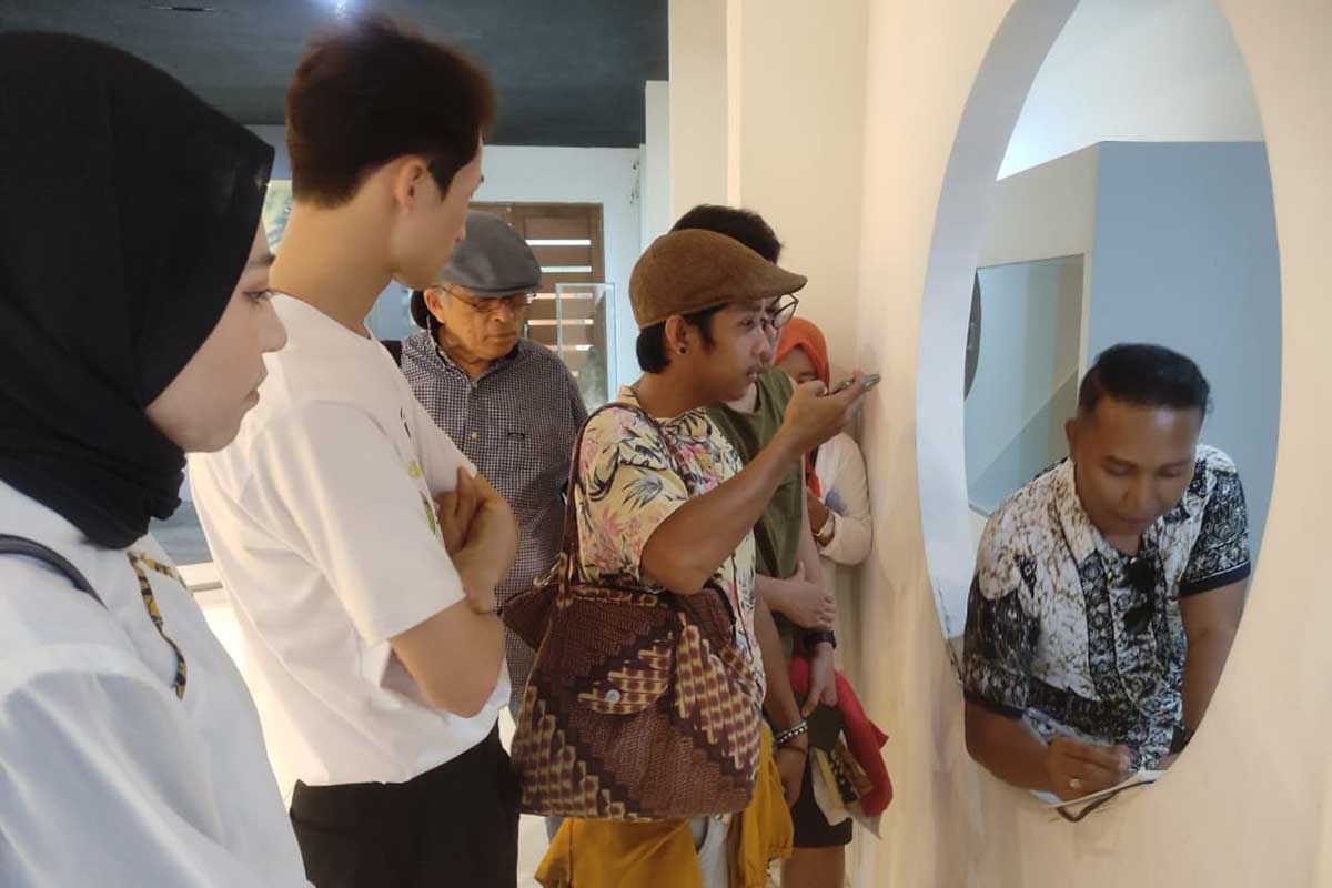 Sejarahwan Kota Malang Rakai Hino menjelaskan beberapa detail Panji kepada peserta. (rhd) - Kota Malang Jadi Tuan Rumah ASEAN Panji Festival 2023