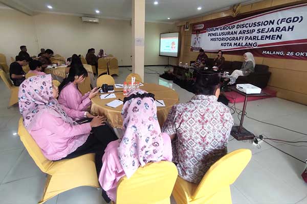 FGD penelusuran arsip Historiografi Parlemen mengungkap sejarah DPRD Kota Malang. (rhd) - FGD Penelusuran Arsip Historiografi Parlemen Mengungkap Sejarah DPRD Kota Malang