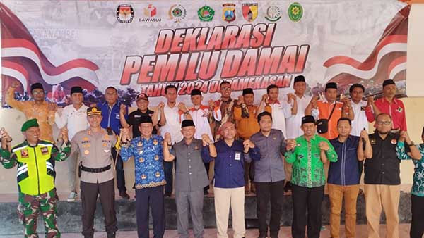 Foto bersama para pimpinan partai politik dengan TNI Polri. (Seru.co.id/udi) - Simulasi Pemilu Damai, Bacaleg Pamekasan: Dengarkan, Saya Sampaikan Janji-janji Politik Manis