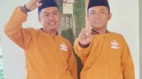 Hasan As'ari (Kiri) saat dimintai keterangan usai Deklarasi Pemilu damai. (Seru.co.id/udi) - Berawal dari Guru Ngaji, Hasan As'ari Diusung Masyarakat Maju Bacaleg Dapil II Pamekasan
