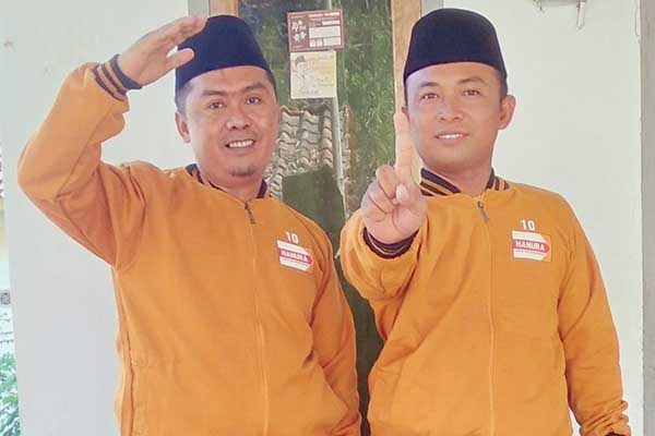 Hasan As'ari (Kiri) saat dimintai keterangan usai Deklarasi Pemilu damai. (Seru.co.id/udi) - Berawal dari Guru Ngaji, Hasan As'ari Diusung Masyarakat Maju Bacaleg Dapil II Pamekasan