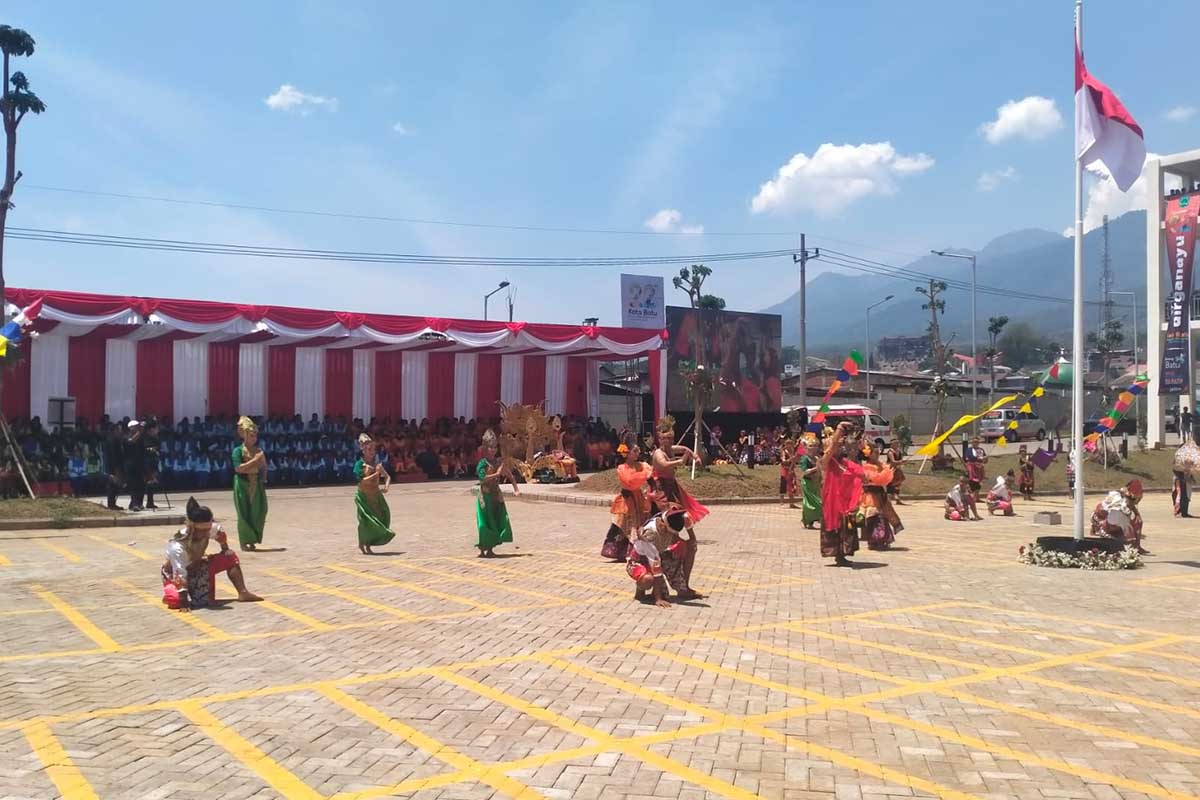 Hiburan seni budaya Arjuna Wiwaha dan paduan suara pelajar Kota Batu. (dik) - Spesial, Upacara HUT ke-22 Kota Batu Diperingati di Pasar Among Tani
