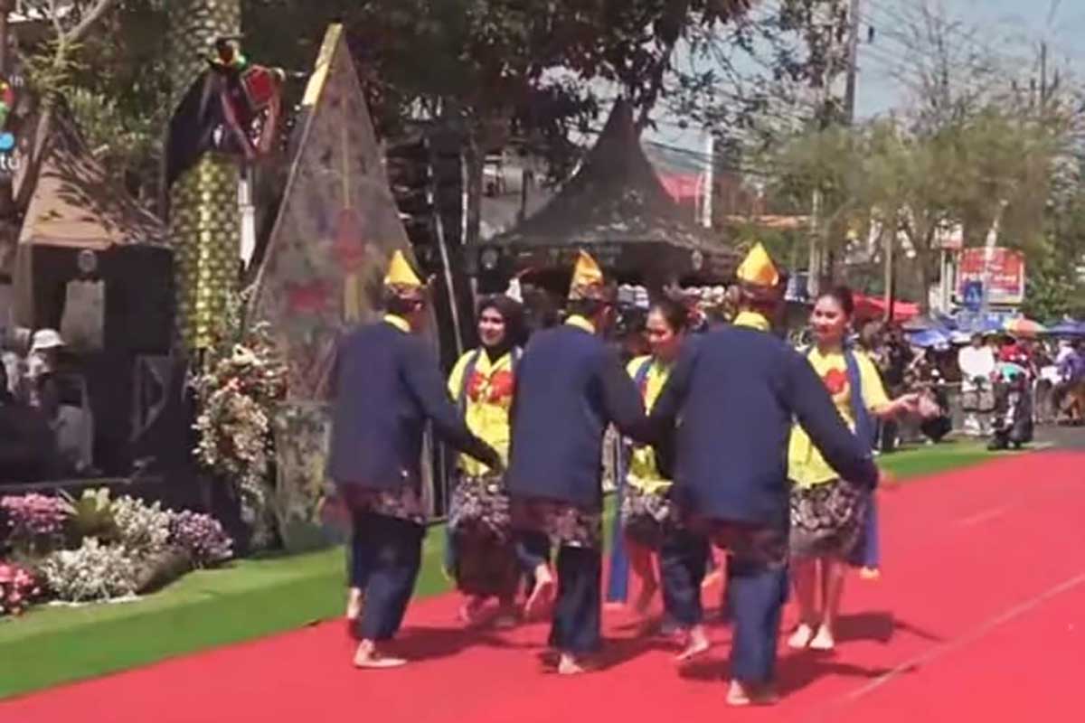 Hiburan tarian persembahan Duta Wisata Kangmas Nimas binaan Disparta Batu. (ist) - Masyarakat dan Wisatawan Kota Batu Tumplek Blek Saksikan Batu Art Flower Carnival