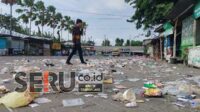 Hingga sore hari kondisi sampah masih berserakan di eks Stasiun PJKA Kabupaten Pamekasan. (Seru.co.id/udi) - JJS Amin Sisakan Sampah, DLH Pamekasan Akui Tidak Tahu Perizinannya