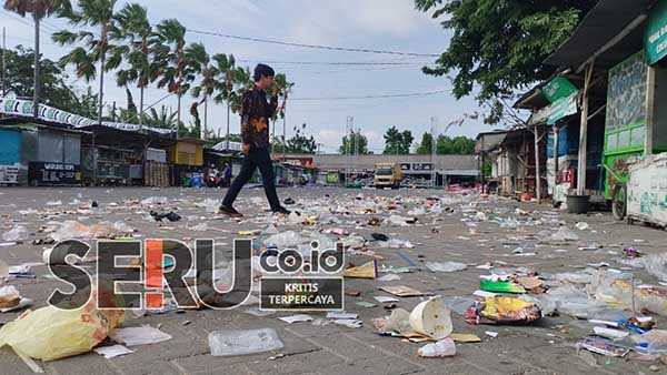 Hingga sore hari kondisi sampah masih berserakan di eks Stasiun PJKA Kabupaten Pamekasan. (Seru.co.id/udi) - JJS Amin Sisakan Sampah, DLH Pamekasan Akui Tidak Tahu Perizinannya