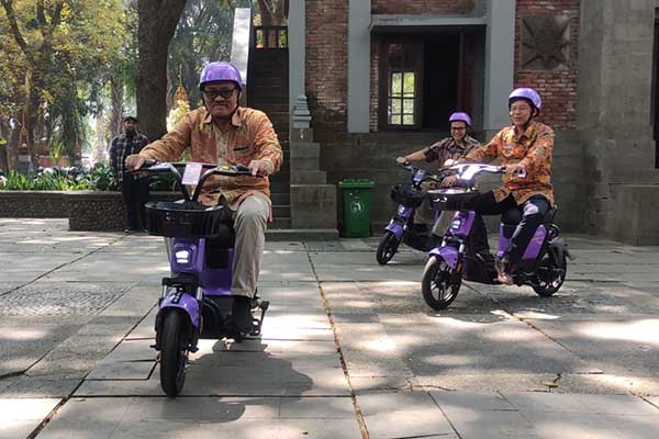 Jajaran petinggi UB mencoba Beam di lingkungan kampus. (rhd) - Wujudkan Kampus Ramah Lingkungan, Ratusan Sepeda Listrik BEAM Hadir di UB