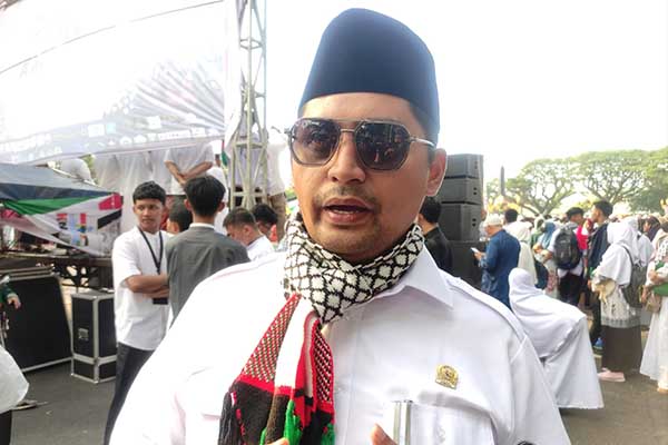 Jubir fraksi PKS DPRD Kota Malang, Ahmad Fuad Rahman SE MM, menjawab pertanyaan awak media. (rhd) - Ribuan Massa Turun Jalan Aksi Bela Palestina di Alun-alun Tugu Malang