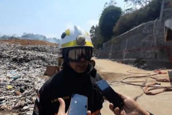 Kabid Pemadaman, Penyelamatan dan Sarpras Dinas Penanggulangan Kebakaran dan Penyelamatan (DPKP) Kota Batu, Santoso Wardoyo. (Seru.co.id/dik) - Padamkan Kebakaran TPA Tlekung, Damkar Batu Hadapi Dua Jenis Api