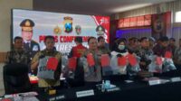 Kapolrestabes Surabaya Kombes Pol Pasma Royce, didampingi Kasatreskrim Polrestabes Surabaya AKBP Hendro Sukmono saat konferensi pers - Polisi Tetapkan R Sebagai Tersangka Kasus Tewasnya Wanita Cantik Asal Sukabumi