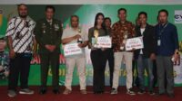 Kasdim 0833 Kota Malang bersama pemenang Lomba Fotografi dan Karya Tulis Ilmiah. (ist) - Kodim 0833 Kota Malang Komsos Lomba Fotografi dan Karya Tulis Ilmiah