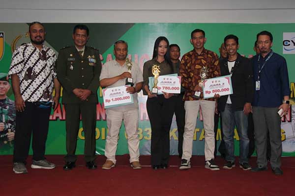 Kasdim 0833 Kota Malang bersama pemenang Lomba Fotografi dan Karya Tulis Ilmiah. (ist) - Kodim 0833 Kota Malang Komsos Lomba Fotografi dan Karya Tulis Ilmiah