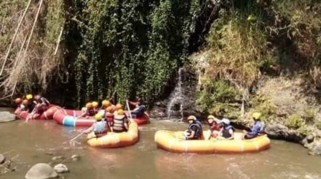 Kegiatan fun rafting di Kaliwatu Rafting Batu. (ist) - Minat Wisata Fun Rafting dan Outbound di Batu Meningkat 200 Persen