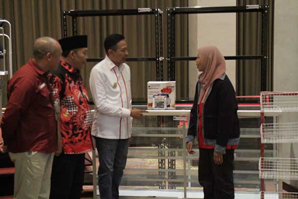 Kegiatan serah terima bantuan modal usaha buruh pabrik rokok. (Seru.co.id/ws8) - Pemkot Malang Beri Bantuan Modal untuk Dorong Buruh Pabrik Sejahtera