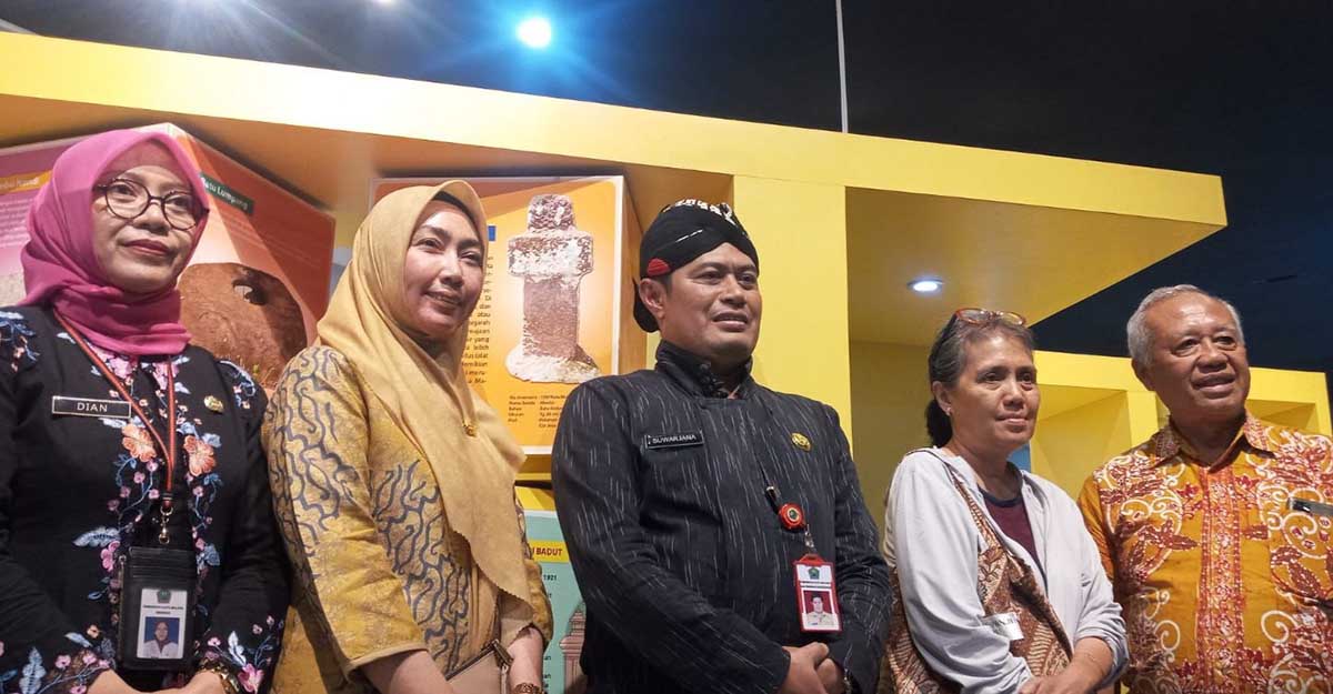 Kepala Dinas Pendidikan dan Kebudayaan (Disdikbud) Kota Malang, Suwarjana, bersama perwakilan Kemendikbudristekdikti dan seniman. (ws8) - Kota Malang Jadi Tuan Rumah ASEAN Panji Festival 2023