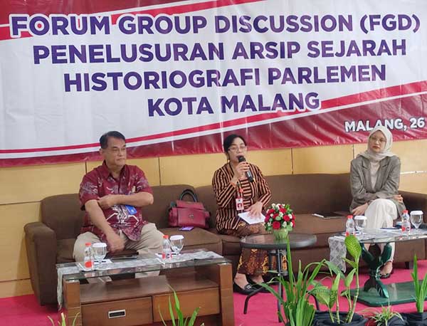 Kepala Dispussipda Kota Malang, Ir Yayuk Hermiati, ingin mengungkap sejarah Dewan (DPRD) Kota Malang sesungguhnya. (rhd) - FGD Penelusuran Arsip Historiografi Parlemen Mengungkap Sejarah DPRD Kota Malang