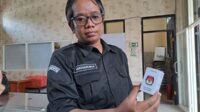 Ketua Divisi Sosialisasi, Pendidikan Pemilih, Partisipasi Masyarakat dan Sumber Daya Manusia KPU Kabupaten Malang, Marhaendra Pramudya Mahardika saat memegang kardus berisikan botol tinta logistik KPU. (ist) - KPU Kabupaten Malang Terima 15.522 Tinta Pemilu 2024 untuk 7.761 TPS