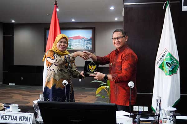 Ketua KPAI saat bertukar cinderamata dengan Pj. Wali Kota Batu usai pertemuan. (ist) - KPAI Awasi Penghapusan Pekerja Anak di Kota Batu