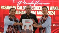 Ketua KPU Hasyim Asyari menerima berkas pencalonan Prabowo-Gibran untuk Pilpres 2024. (ist) - Dosen Gugat KPU Rp70 Triliun Akibat Terima Pendaftaran Cawapres Gibran