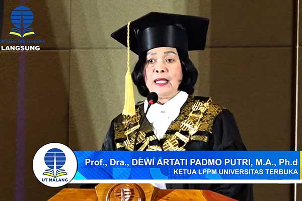 Ketua LPPM UT Pusat, Prof Dra Dewi Artati Padmo Putri MA PhD, mewakili Rektor UT. (rhd) - Universitas Terbuka Malang Wisuda 1.612 Mahasiswa, Satu Mendiang Wisudawan Diwakili Istri