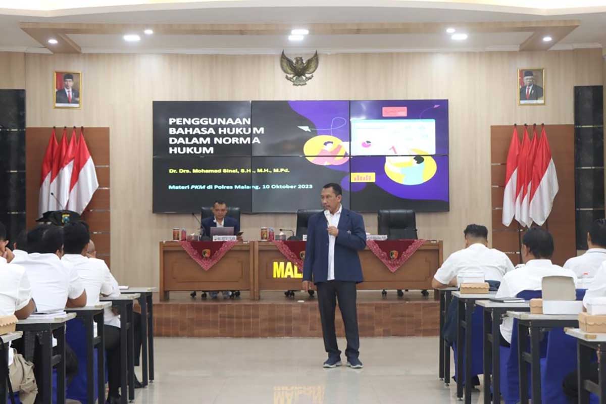 Ketua PKM Polinema, Dr Mohamad Sinal SH MH MPd menyampaikan materi sosialisasi 'Penggunaan Bahasa Hukum dalam Norma Hukum.' (ist) - PKM Polinema Bimtek dan Sosialisasi Bahasa Indonesia Hukum di Polres Malang