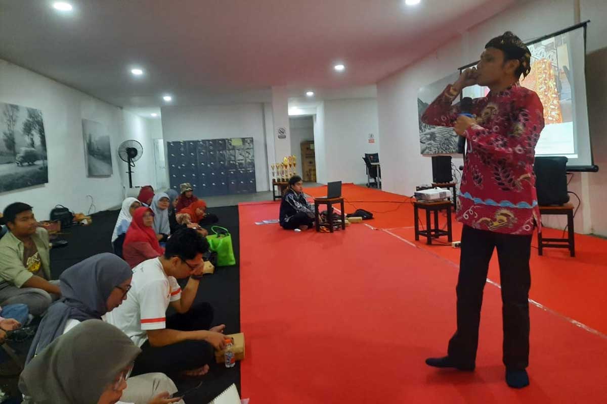 Ki Demang sedang memberikan workshop batik yang diselenggarakan Disparta Batu. (dik) - Disparta Batu Upgrading Skill Pengrajin Batik Lokal melalui Workshop dan Lomba Mencanting