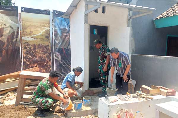 Kodim 0833/Kota Malang bangun jamban sehat untuk warga Arjosari. (ist) - Kodim 0833 Kota Malang Bangun Jamban Sehat untuk Warga Arjosari