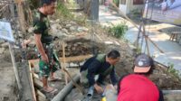 Kodim 0833 kerahkan personelnya bangun jamban sehat bagi masyarakat. (ist) - Kodim 0833 Kerahkan Personelnya Bangun Jamban Sehat Bagi Masyarakat