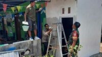 Kodim 0833 menyelesaikan proses pengecatan jamban sehat bagi masyarakat Kota Malang. (ist) - Kodim 0833 Terus Bangun Jamban Sehat Bagi Masyarakat Kota Malang