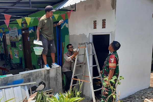 Kodim 0833 menyelesaikan proses pengecatan jamban sehat bagi masyarakat Kota Malang. (ist) - Kodim 0833 Terus Bangun Jamban Sehat Bagi Masyarakat Kota Malang