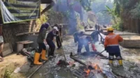 Koramil Klojen Bersama Warga Kauman Bersihkan Kali Kasin