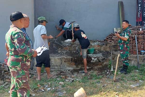 Koramil Lowokwaru bangun jamban sehat untuk masyarakat Dinoyo. (ist) - Koramil Lowokwaru Bangun Jamban Sehat untuk Masyarakat Dinoyo