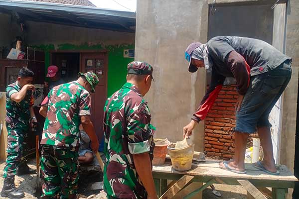 Koramil Sukun kerahkan personel bangun jamban untuk masyarakat. (ist) - Koramil Sukun Kerahkan Personel Bangun Jamban untuk Masyarakat