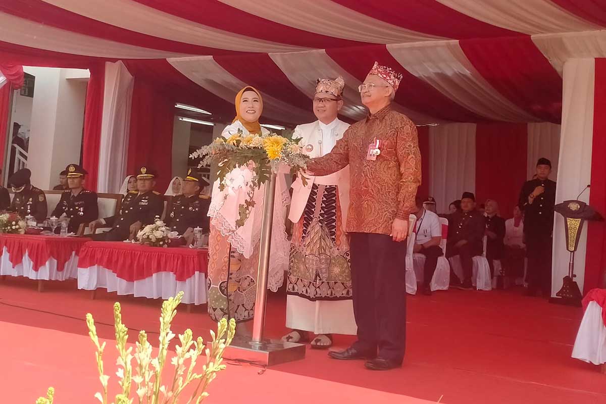 Launching Sistem Informasi Pembangunan Daerah (SIPD) ditandai dengan penekanan tombol. (dik) - Spesial, Upacara HUT ke-22 Kota Batu Diperingati di Pasar Among Tani