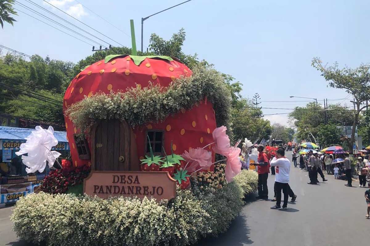 Mobil hias dari Desa Pandanrejo berkonsep stoberi raksasa. (dik) - Batu Art Flower Carnival Angkat Hasil Potensi Asli Kota Batu