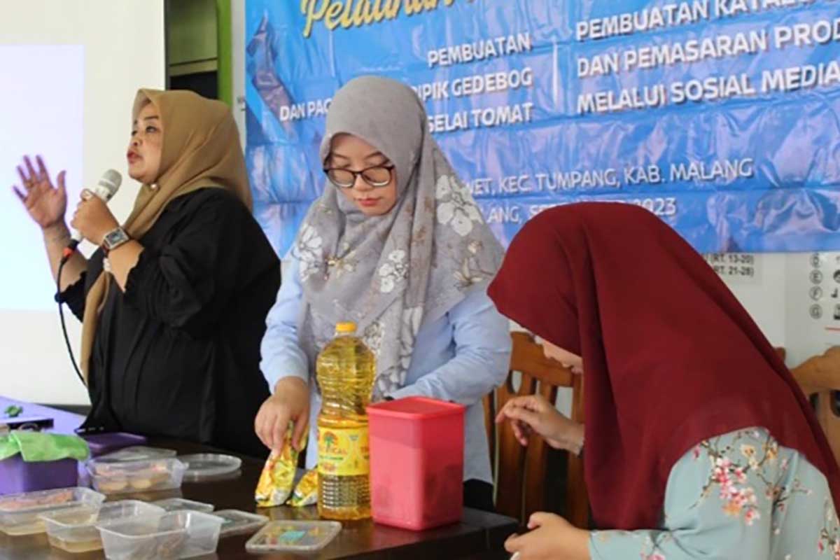 PKM Polinema latih pembuatan keripik Gedebog Pisang bagi warga Desa Duwet Tumpang. (ist) - PKM Polinema Latih Pembuatan Keripik Gedebog Pisang Warga Desa Duwet Tumpang