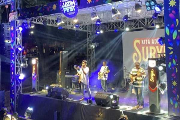 Pagelaran konser di UNIRA yang mempertontonkan joget bebas laki-laki dan perempuan. (Seru.co.id/luq) - DPM Universitas Kecam Konser Joget Campur Lelaki-Perempuan di UNIRA