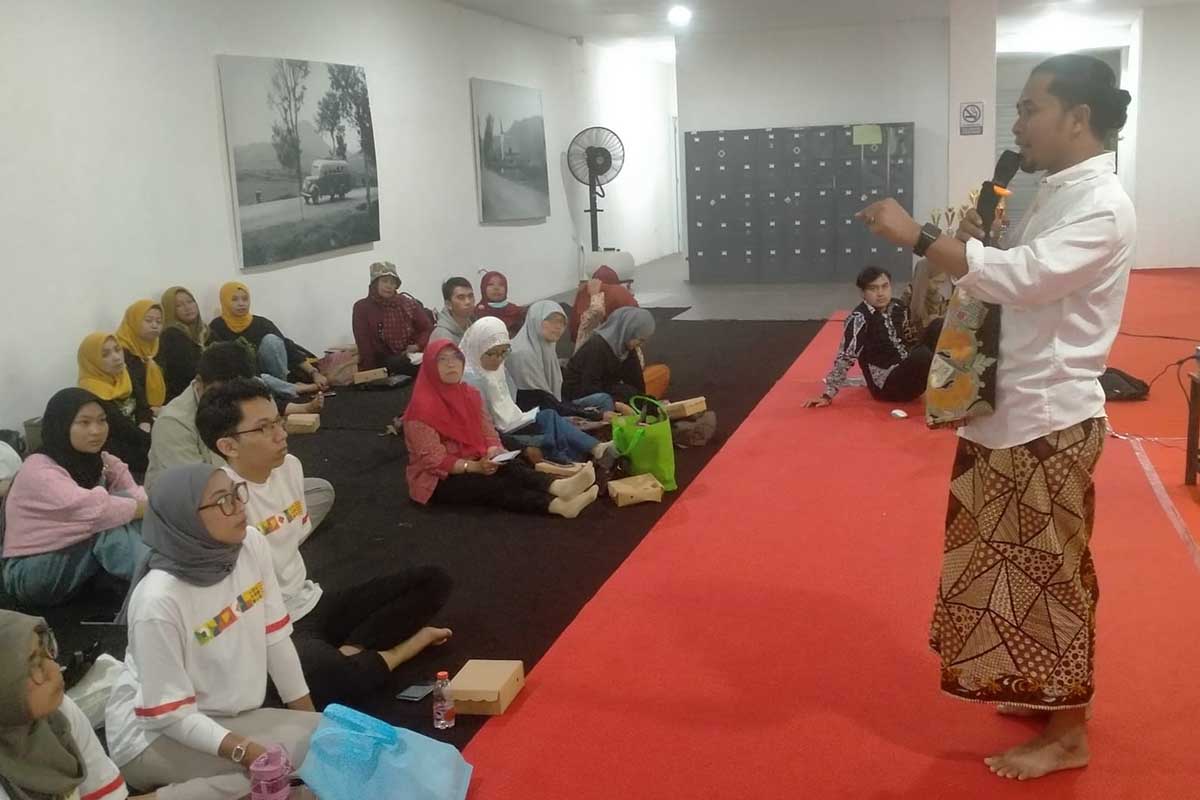 Disparta Batu Upgrading Skill Pengrajin Batik Lokal melalui Workshop dan Lomba Mencanting 2 Pakar Batik asal Pamekasan Madura, Hadi. (dik) - Disparta Batu Upgrading Skill Pengrajin Batik Lokal melalui Workshop dan Lomba Mencanting