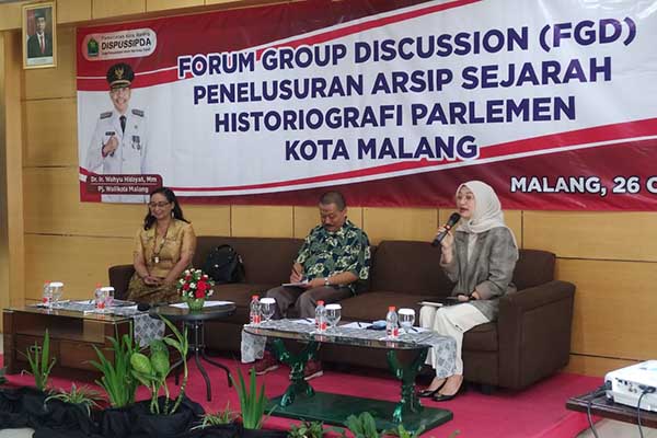 Para narasumber dalam FGD 'Penelusuran Arsip Sejarah Historiografi Parlemen Kota Malang.' (rhd) - FGD Penelusuran Arsip Historiografi Parlemen Mengungkap Sejarah DPRD Kota Malang