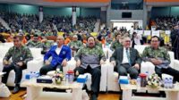 Para petinggi UM bersama ribuan sivitas akademika UM. (ist) - Ribuan Sivitas Tumplek Blek Meriahkan Puncak Dies Natalis ke-69 UM