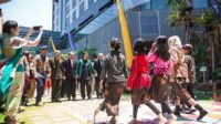Para undangan bermain bersama menikmati dolanan anak tempo doeloe. (ist) - Anniversary 2 Grand Mercure Malang Mirama, Usung Budaya Lokal dan Permainan Jadul