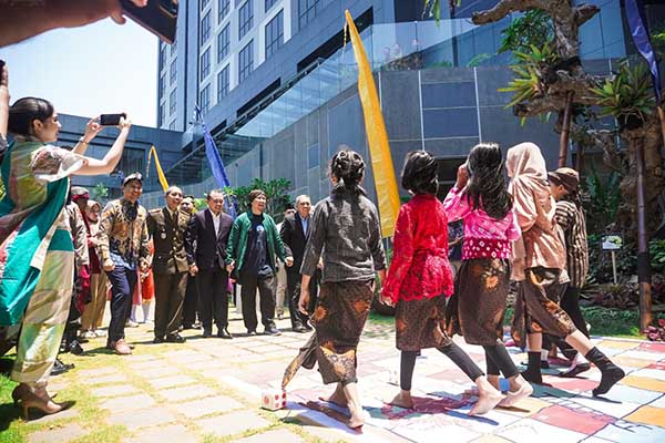 Para undangan bermain bersama menikmati dolanan anak tempo doeloe. (ist) - Anniversary 2 Grand Mercure Malang Mirama, Usung Budaya Lokal dan Permainan Jadul