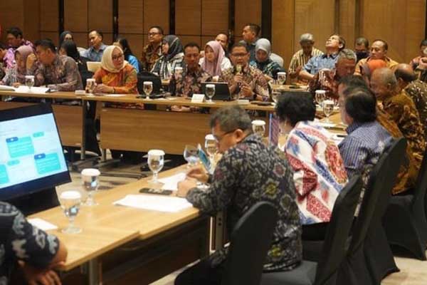 Pejabat di Kementerian LHK mendengarkan paparan Pj Wali Kota Batu tentang penanganan sampah. (ist) - AAP Paparkan Penanganan Sampah Kota Batu Pada Menteri dan Pejabat Eselon 1 KemenLHK