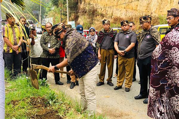 Pembangunan secara simbolis lokasi yang bakal dibangun gapura, sebagai penanda desa wisata yang menerapkan program Angin Dewi. (wul) - Desa Wisata Tosari Jadi Percontohan Ekosistem Angin Dewi