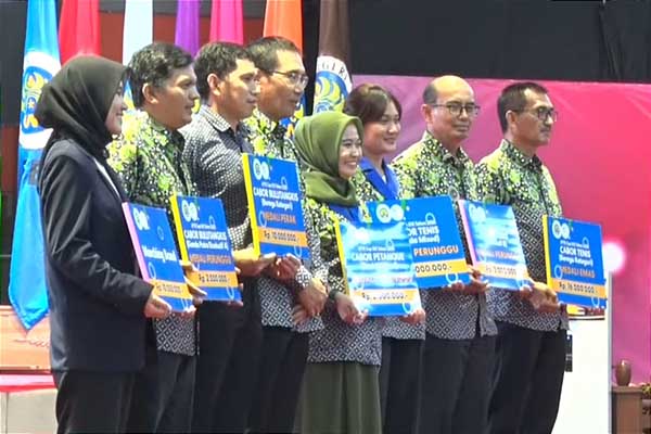 Pemberian penghargaan bagi sivitas akademika UM berprestasi. (rhd) - Ribuan Sivitas Tumplek Blek Meriahkan Puncak Dies Natalis ke-69 UM
