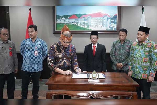 Penandatanganan NPHD antara Pemkot Batu dengan Penyelenggara Pemilu. (ist) - Dukung Kelancaran Pilkada 2024, Pemkot dan KPU Batu Teken NPHD