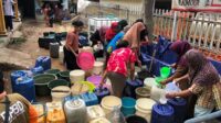 Pendistribusian air bersih ke Kecamatan Jabung. (Seru.co.id/wul) - Kekeringan di Kabupaten Malang Meluas, 14 Desa Krisis Air Bersih