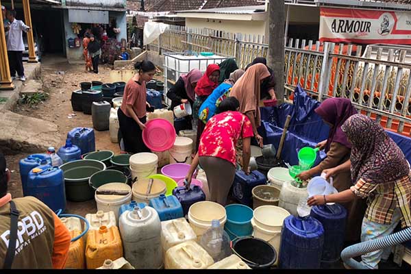 Pendistribusian air bersih ke Kecamatan Jabung. (Seru.co.id/wul) - Kekeringan di Kabupaten Malang Meluas, 14 Desa Krisis Air Bersih