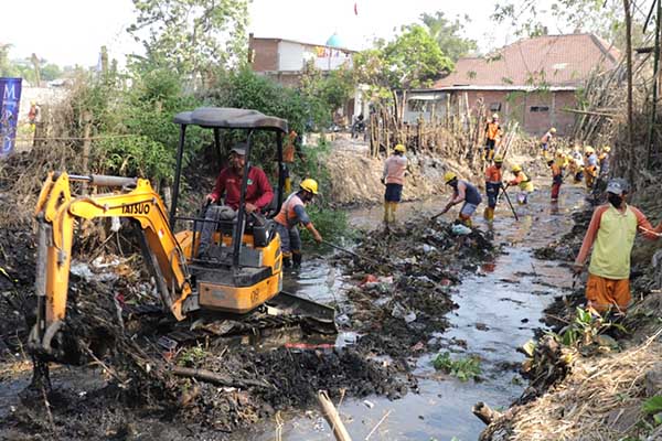 Penggunaan alat berat untuk mengangkat sedimen endapan yang terbentuk lama. (ist) - Mudun Kali, Pj Wali Kota Malang Turun Langsung Bersihkan Sampah