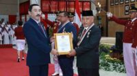 Penyerahan penghargaan Penganugerahan Kartika Pamong Praja Muda dan Lencana Alumni Kehormatan Pendidikan Tinggi Kepamongprajaan. (ist) - Bupati Sanusi Terima Penghargaan Kartika Pamong Praja Muda dari IPDN