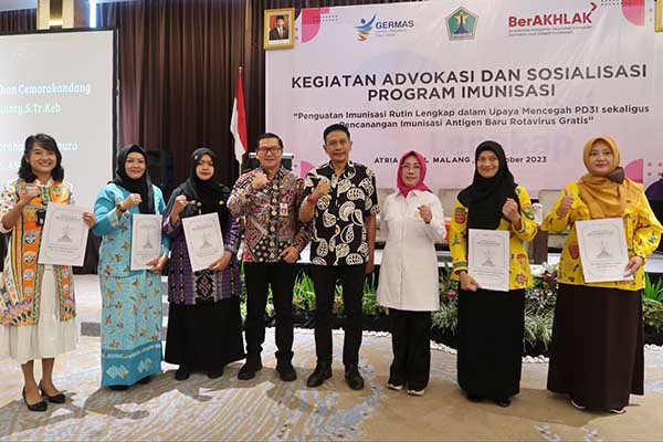 Penyerahan penghargaan kepada pihak-pihak terkait program kesehatan di Kota Malang. (ist) - Dinkes Kota Malang Launching Rotavirus Gratis, Kuatkan Imunisasi Rutin Lengkap